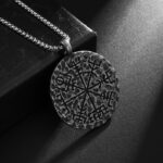 Collier runique viking boussole