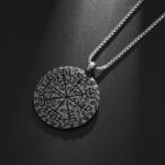Collier viking runique boussole