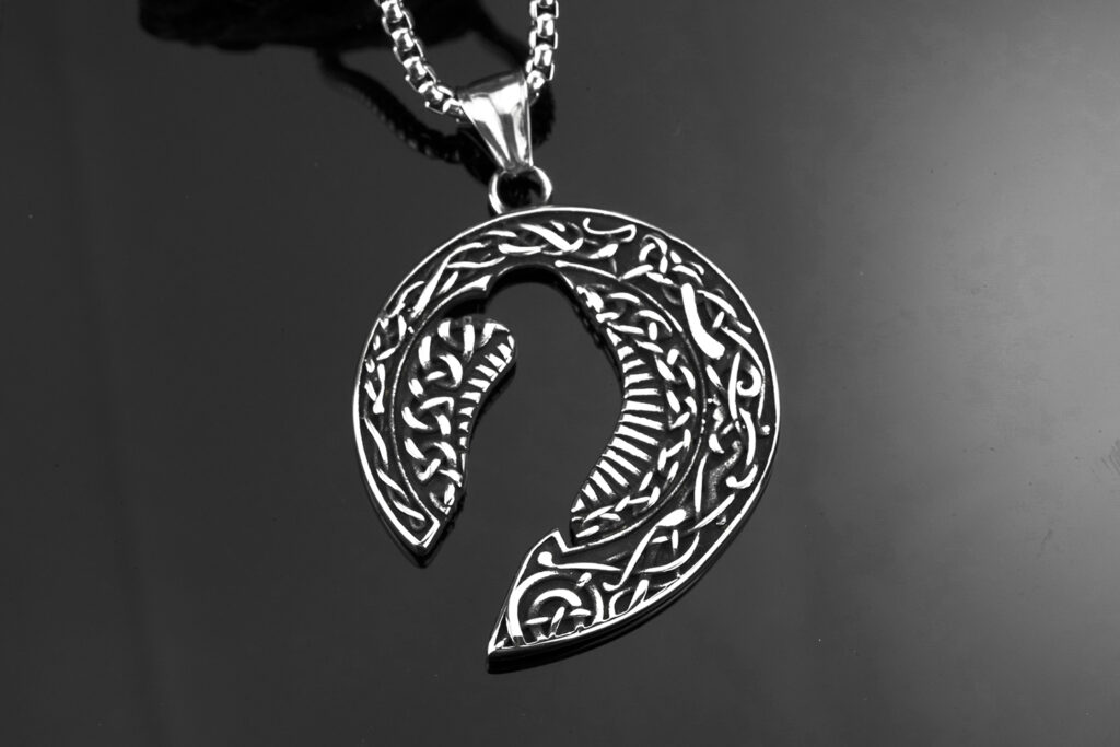 Collier viking silhouette du corbeau d'Odin