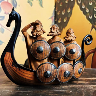 Statuette viking en bois drakkar