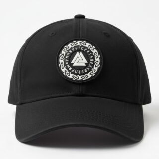 Écusson Nordique Viking sur une casquette noire et sur fond blanc
