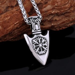 Collier Vegvisir en forme de pointe nordique avec sur la face avant le Vegvisir et de l'autre le Valknut, Le tout gravé sur un acier inox de couleur argenté.