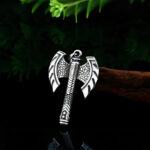 Pendentif hache de vérité viking en inox argenté composée de deux lames .