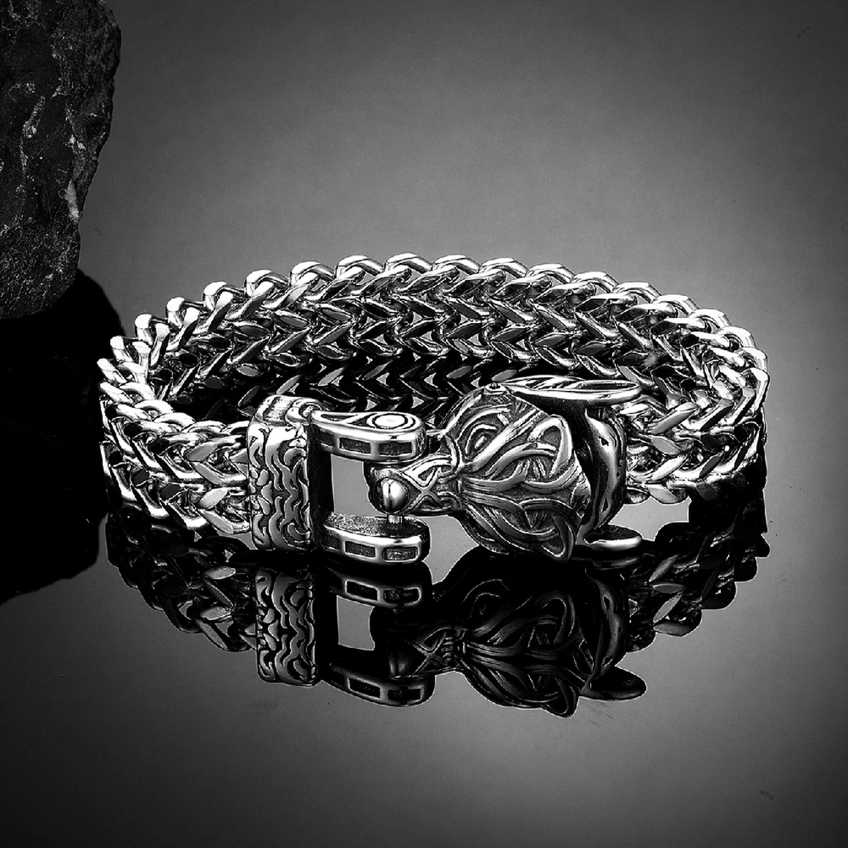 Bracelet loup Fenrir fils du dieu Loki en acier inoxydable gris argenté agrippant avec sa mâchoire l'extrémité du bracelet.