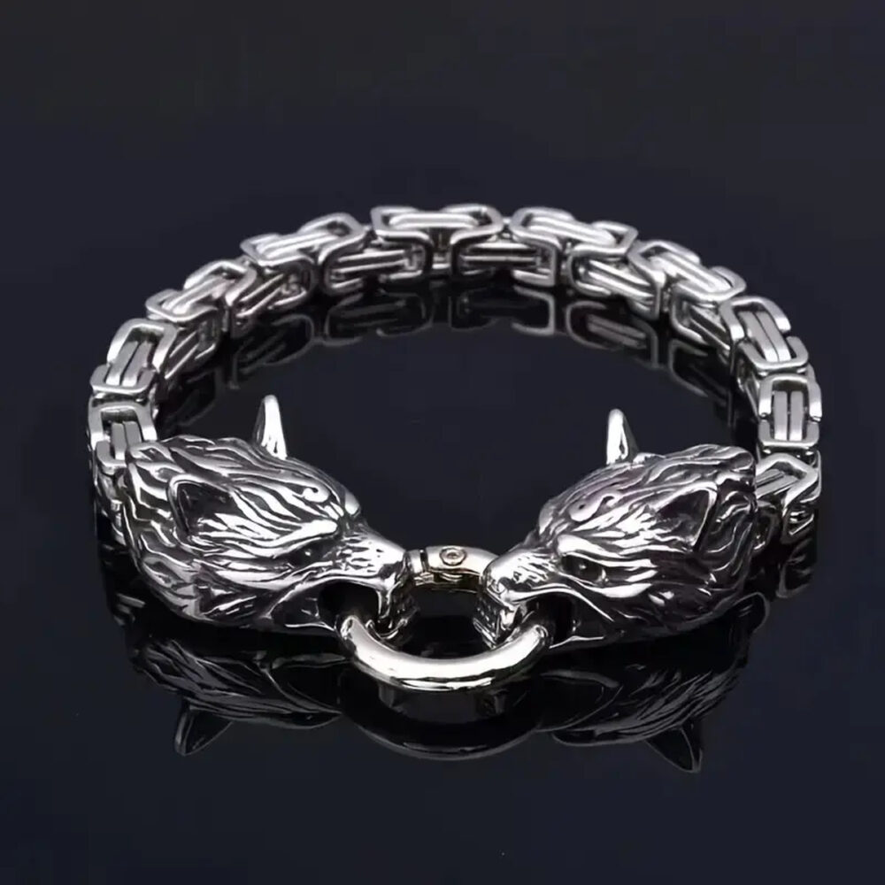 Bracelet Loup Fredi et Geri argenté agrippant un anneau sur fond noir.