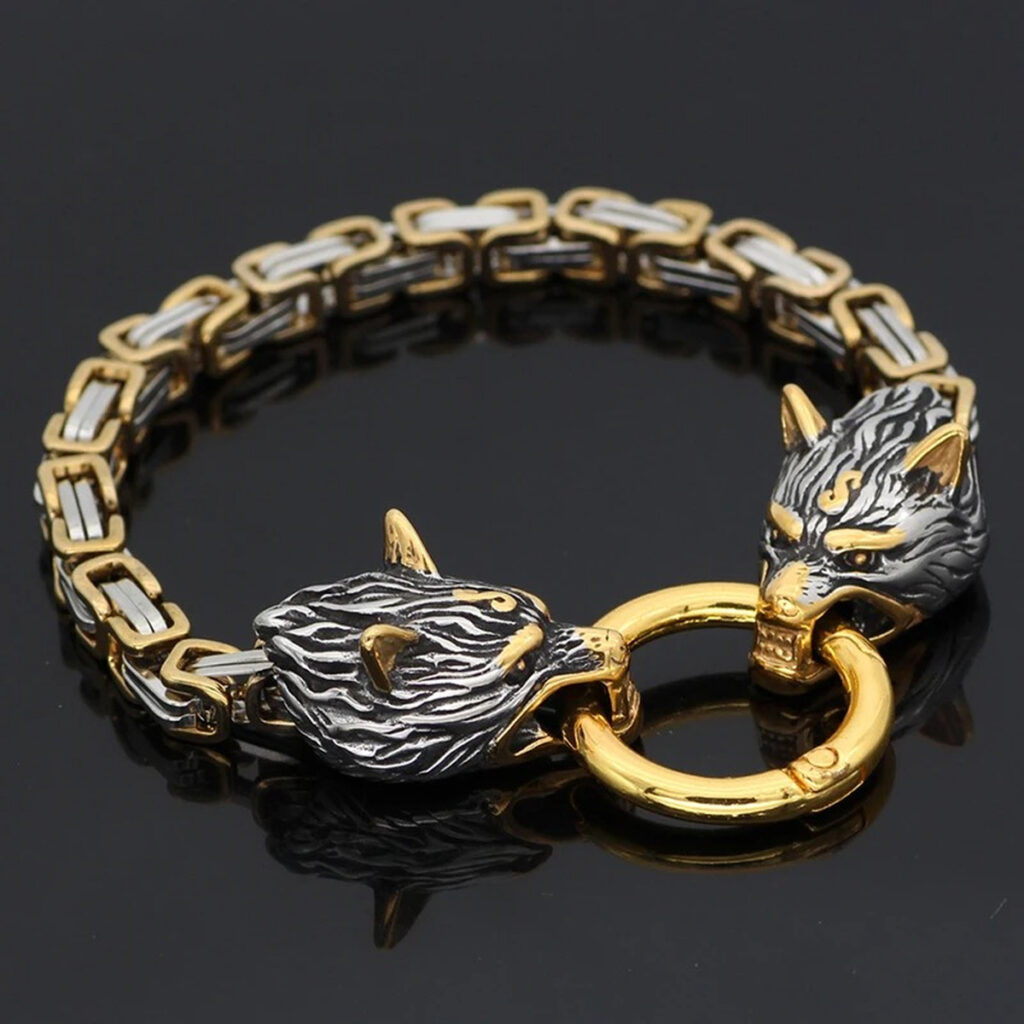 Bracelet loup Skoll et Hati doré et gris argenté avec un anneau dans les crocs sur fond noir.